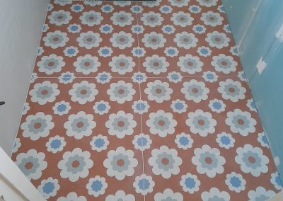 pose de carrelage au sol 60x60 motif fleuri