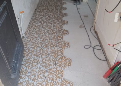 Pose carrelage au sol Hexagonal motif fleuri