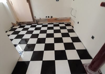 pose carrelage sol 30x30 en damier noir et blanc