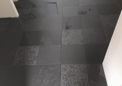 pose carrelage sol 30x30 carrelage noir 6 motifs différents