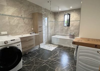 pose 60x60 carrelage effet marbre noir salle de bain