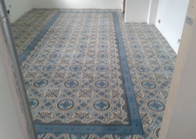 pose de carreaux e ciments à motif