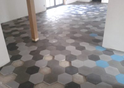 pose carrelage au sol hexagonal de différent coloris