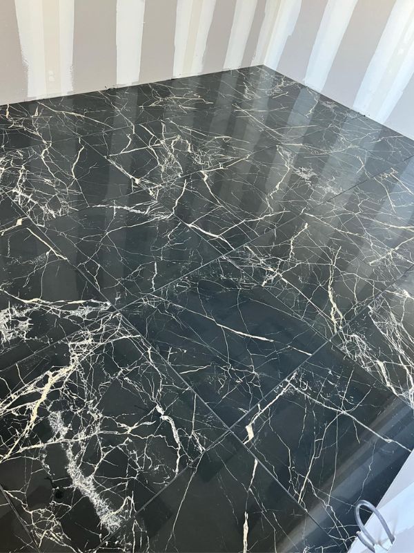 Pose carrelage sol 60x60 effet marbre de couleur noir 
