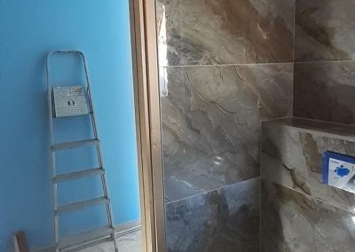 Pose Faïence Format 60x120 mur de toilettes, pose à la cale | J.T Carrelage