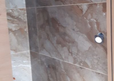 Pose Faïence Format 60x120 mur de toilettes, pose à la cale | J.T Carrelage