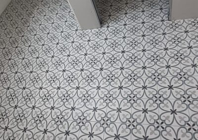 Pose carrelage au sol de salle de bain imitation carreaux de ciment format 20x20