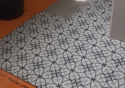 Pose carrelage au sol de salle de bain imitation carreaux de ciment format 20x20