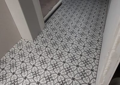 Pose carrelage au sol de salle de bain imitation carreaux de ciment format 20x20