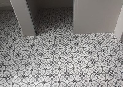 Pose carrelage au sol de salle de bain imitation carreaux de ciment format 20x20