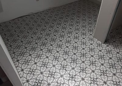Pose carrelage au sol de salle de bain imitation carreaux de ciment format 20x20