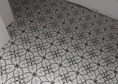 Pose carrelage au sol de salle de bain imitation carreaux de ciment format 20x20