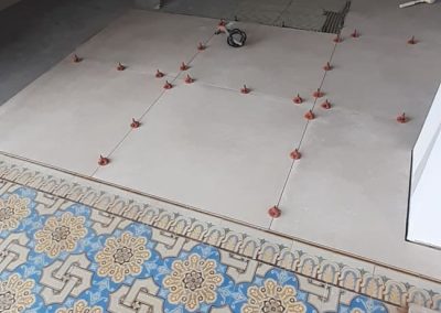 pose carrelage au sol format 90x90 à la cale sur Chape Traditionnelle | J.T Carrelage